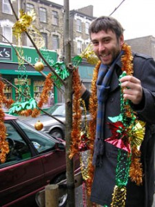 Cllr Richard Wilson demonstrating the lack of Christmas decorations on Stroud Green Road